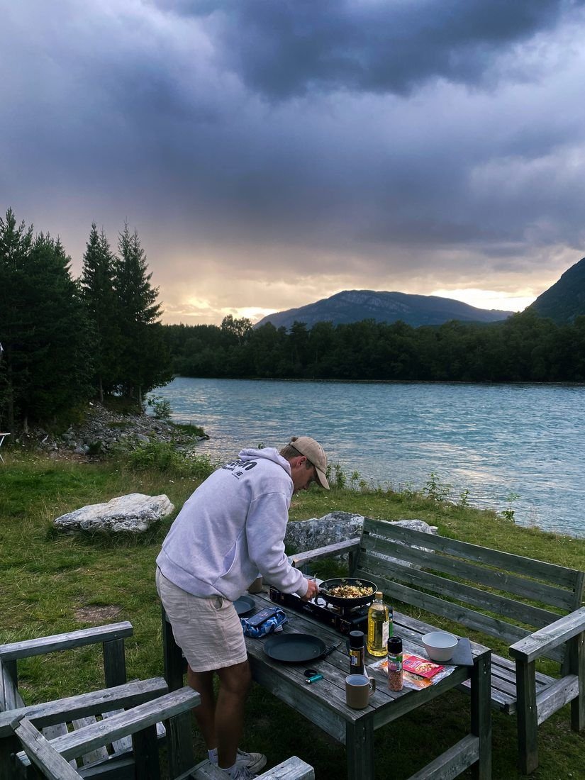Koken langs de Sjoa-rivier