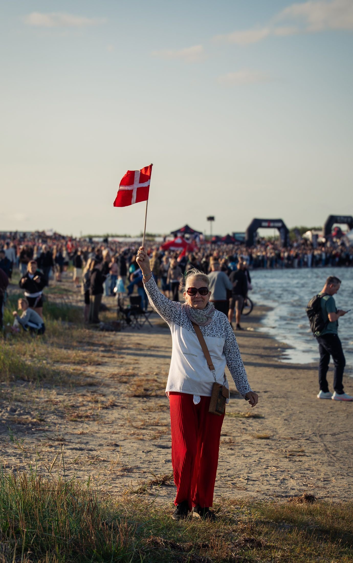 Supporter met Deense vlag bij de start