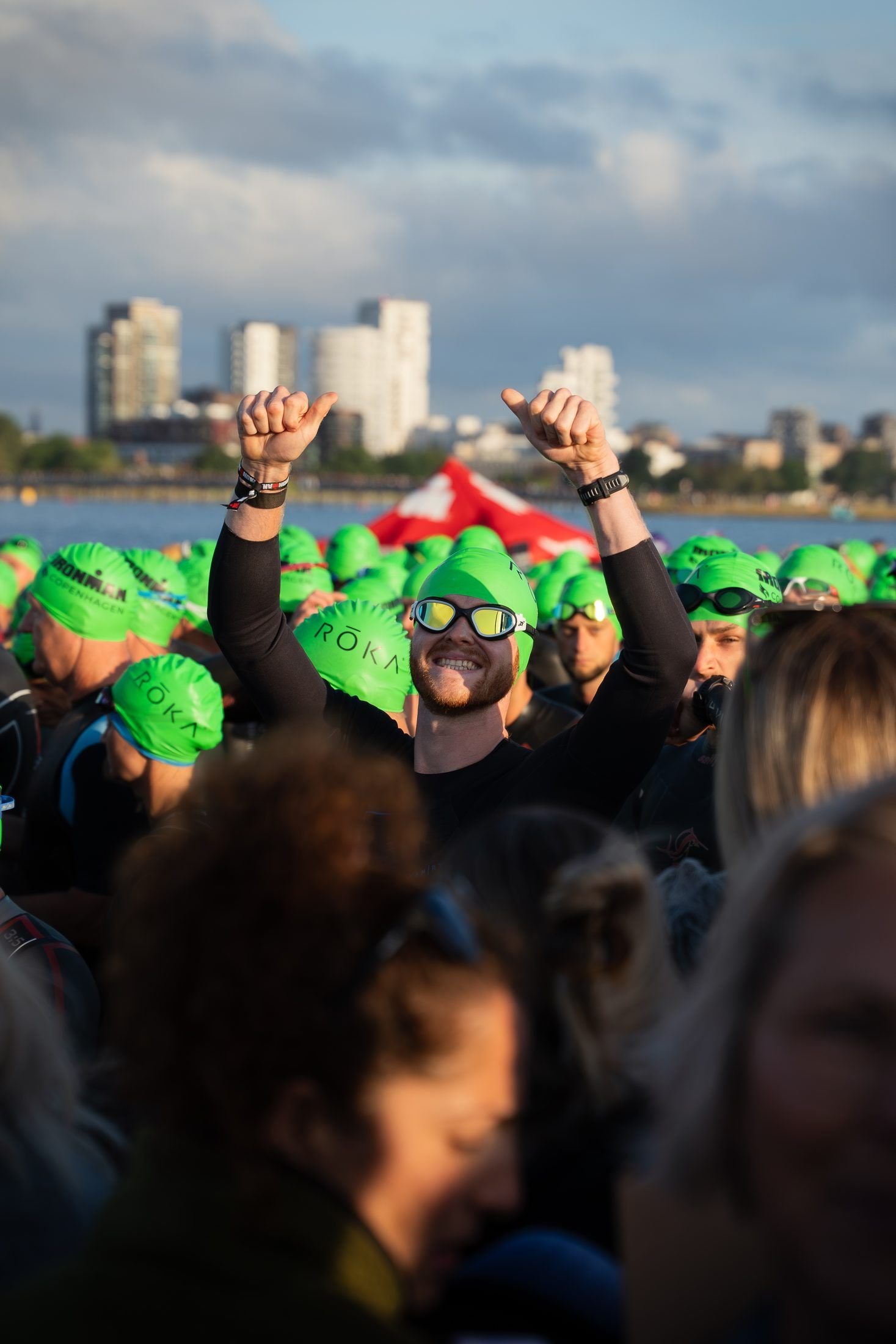 Deelnemers met groene badmutsen voor de start