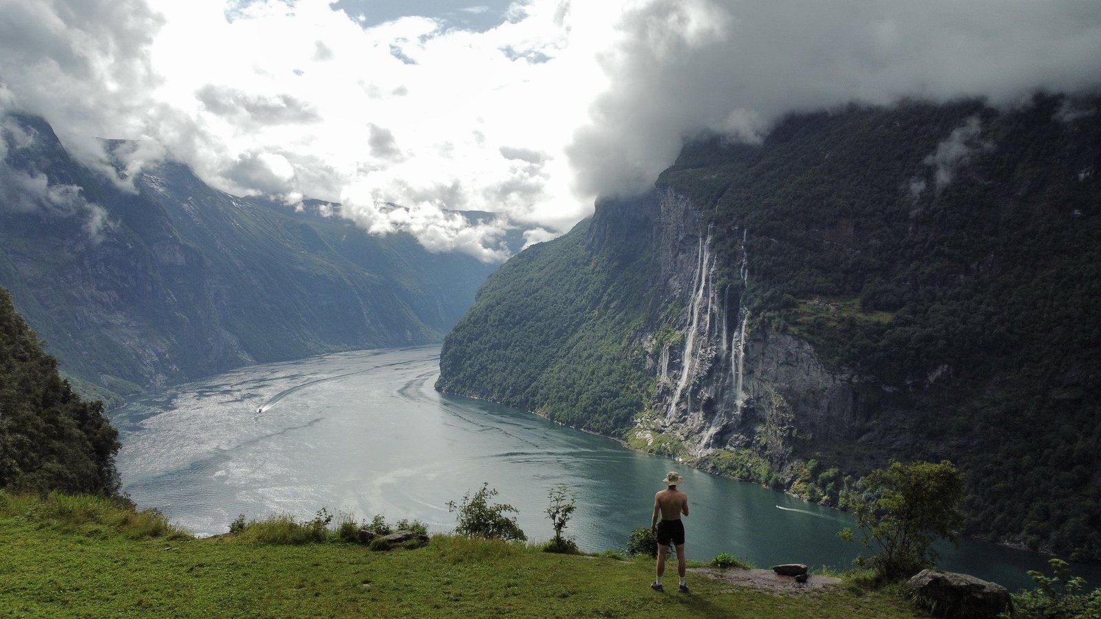 Uitzicht over het Geirangerfjord met de Seven Sisters waterval
